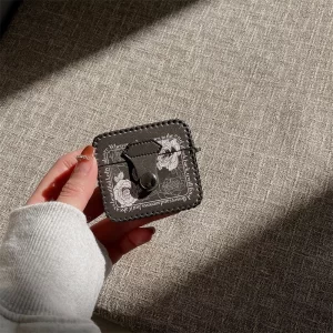 Case Airpods hoa hồng đen
